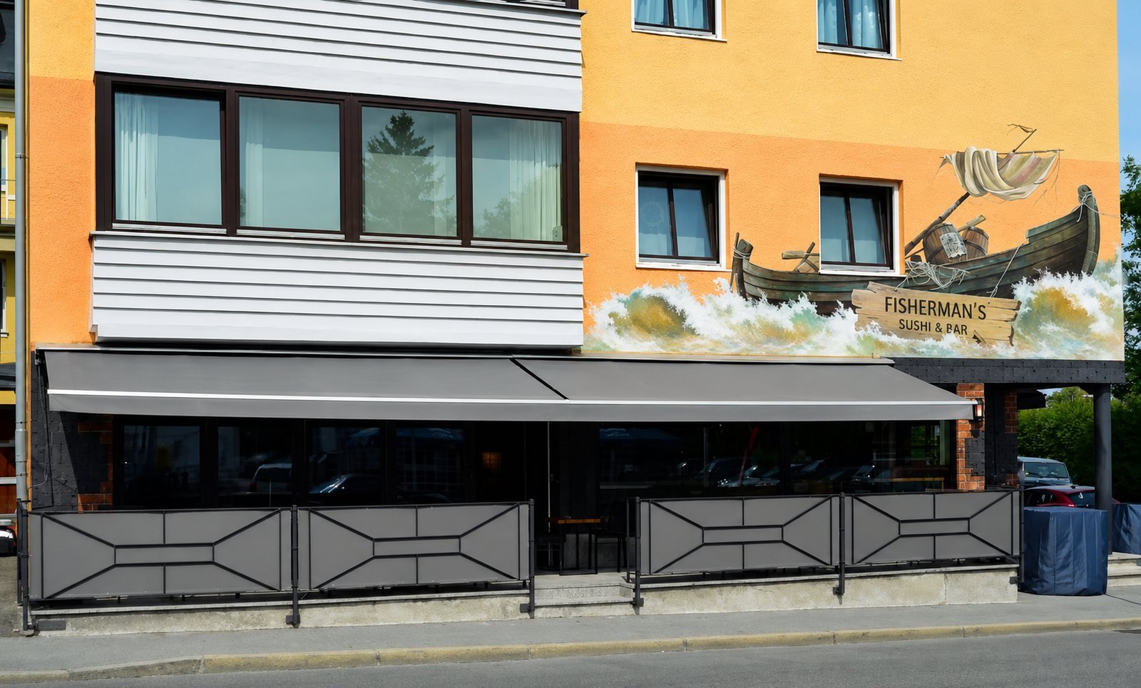 Die Fassade des FISHERMAN'S am Bahnhofplatz mit dem gemalten Fischerboot