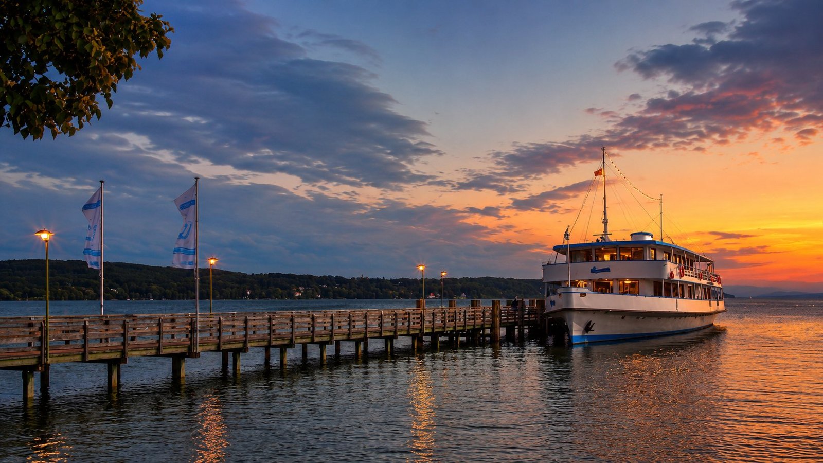 Der Steg am Starnberger See in der Abenddämmerung